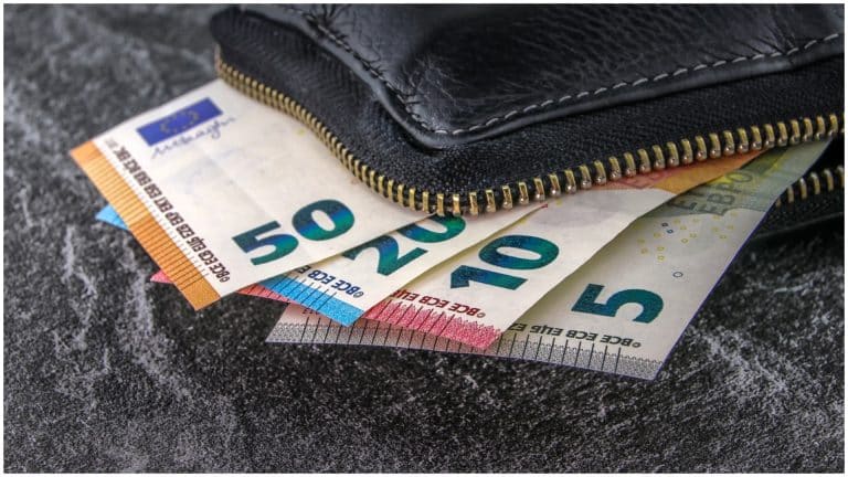 Curs valutar BNR, vineri, 19 aprilie 2024. Cotațiile pentru euro și dolar, la final de săptămână