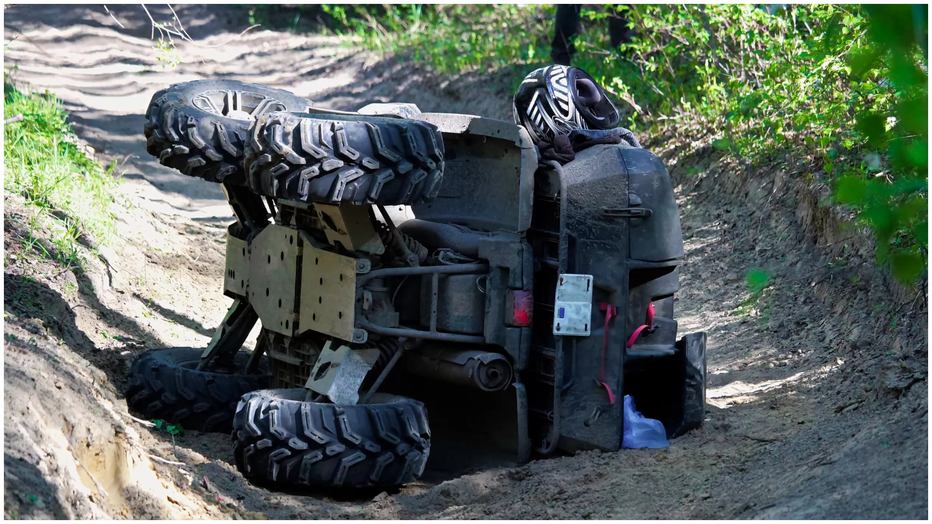 După o ceartă cu prietenii, un tânăr s-a urcat pe ATV și a făcut accident. Se zbate între viață și moarte