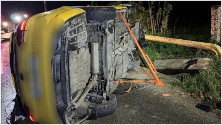 Drumul cu taxiul s-a sfârșit într-un cap de pod. Accident grav în Vaslui, trei tineri au fost răniți