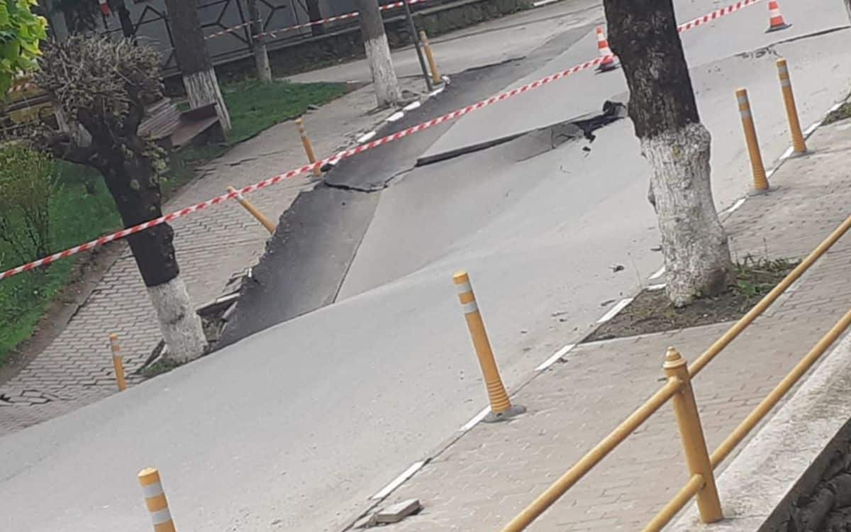 Alertă în Slănic Prahova! O stradă întreagă s-a surpat după ce un munte de sare din mină s-ar fi prăbușit. A început evacuarea locuitorilor. Update