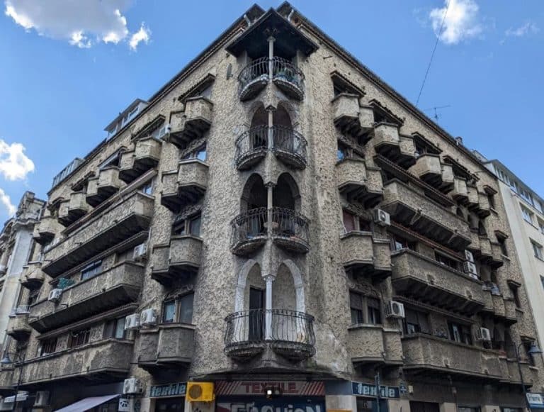 Blocul misterios din București care te face să crezi că ești în Barcelona. E unicat și turiștii vin să-și facă poze cu el