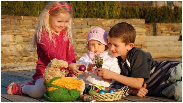 Vacanţa de Paşte 2024. Când se întorc, de fapt, elevii în bănci după Paşte