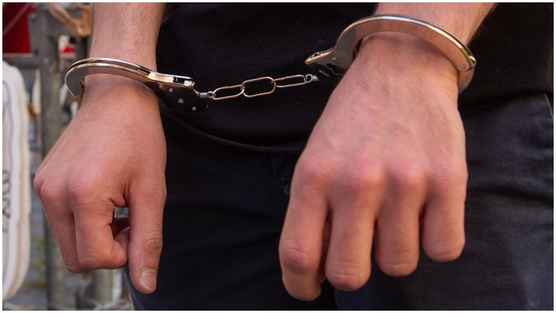 A vrut să-și apere tatăl și a înjunghiat un bărbat. Tânăr de 18 ani din Craiova, reținut