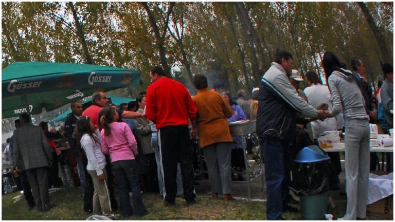 Sondaj INSCOP. Cei mai mulți români stau acasă de 1 Mai. Câți dintre ei se află pe litoral