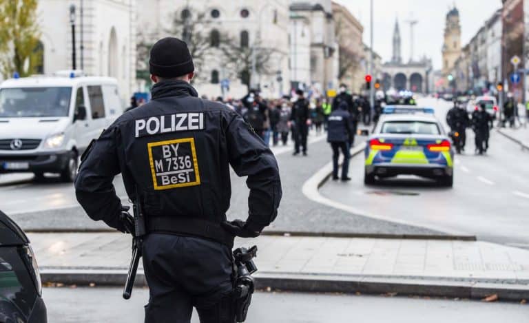 Român de 14 ani, prins cu 100 km/h pe străzile din Viena: ”Mergeam la fast-food”