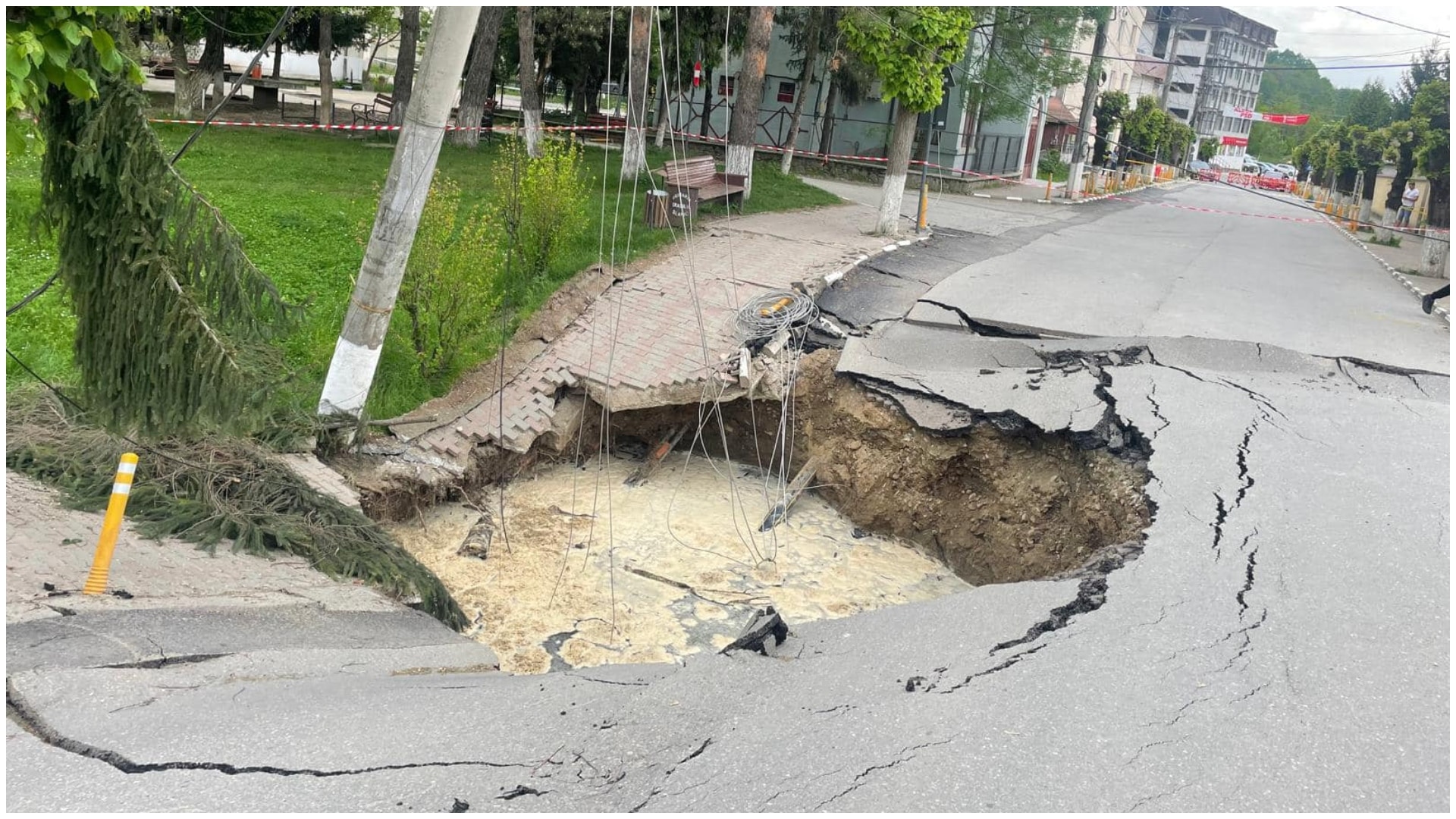 Stare de alertă după surparea străzii din Slănic Prahova. Explicațiile experților, fisura se îndreaptă spre nordul orașului