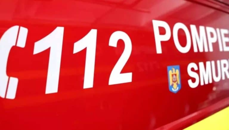 O garsonieră a fost distrusă de un incendiu. Pompierii au găsit la fața locului un bărbat decedat