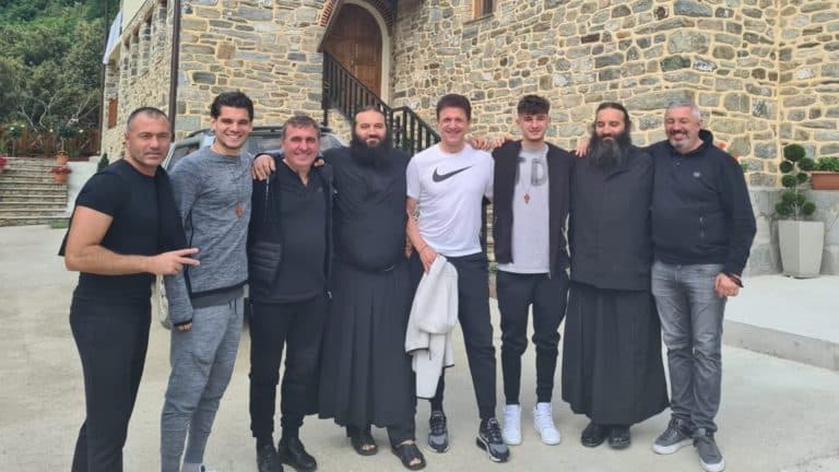 Ianis Hagi, experiență teribilă la Muntele Athos. A fost împreună cu familia și cu Adi Ilie. „L-am văzut schimbat când a plecat” Gică Hagi vorbea de fotbal și acolo!