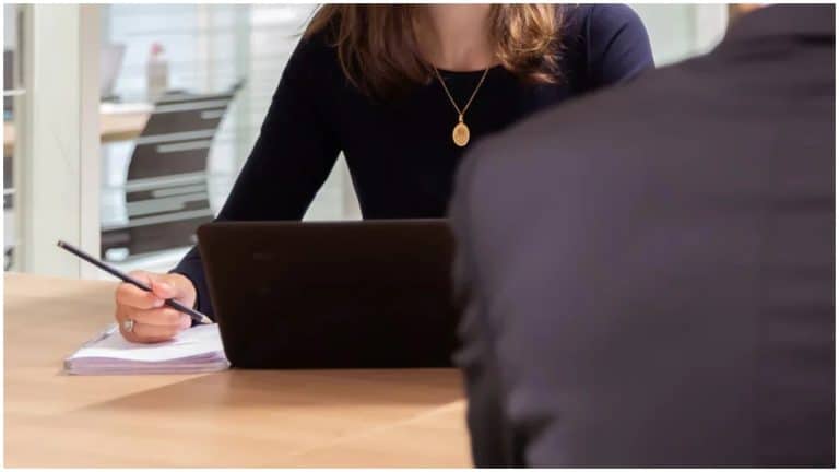 Interviu bizar de angajare: unei tinere i s-a cerut să mugească și să se târască pentru a obține jobul