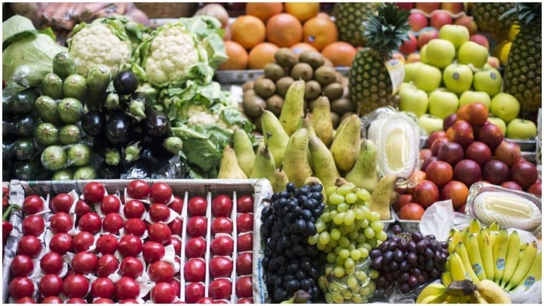 Tone de fructe și legume care urmau să fie cumpărate de români, retrase din magazine. Ce a descoperit ANPC