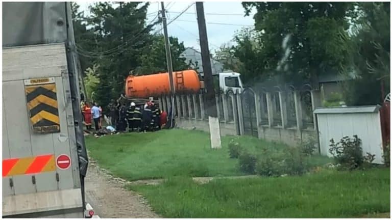 Intervenție dramatică în Vaslui. Doi angajați ai unei primării au căzut într-o fosă septică, sunt inconștienți
