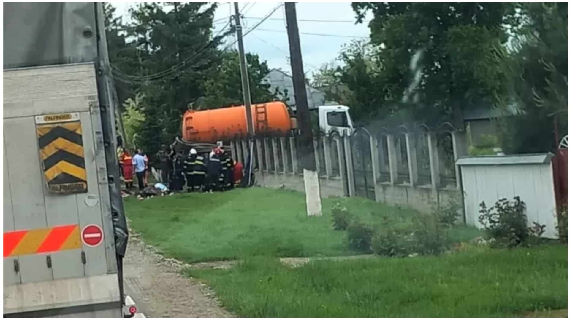 Intervenție dramatică în Vaslui. Doi angajați ai unei primării au căzut într-o fosă septică, sunt inconștienți
