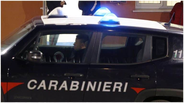 Român din Italia, bătut cu pumnii și picioarele în plină stradă. Agresorii, nemulțumiți de modul cum tânărul își parcase mașina