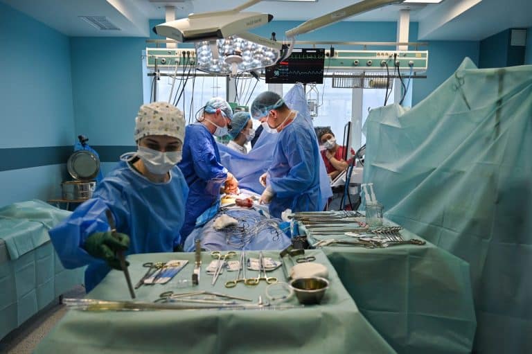 Operație complicată în România: tumoră de aproape 10 kilograme, extirpată cu succes de medicii din Arad