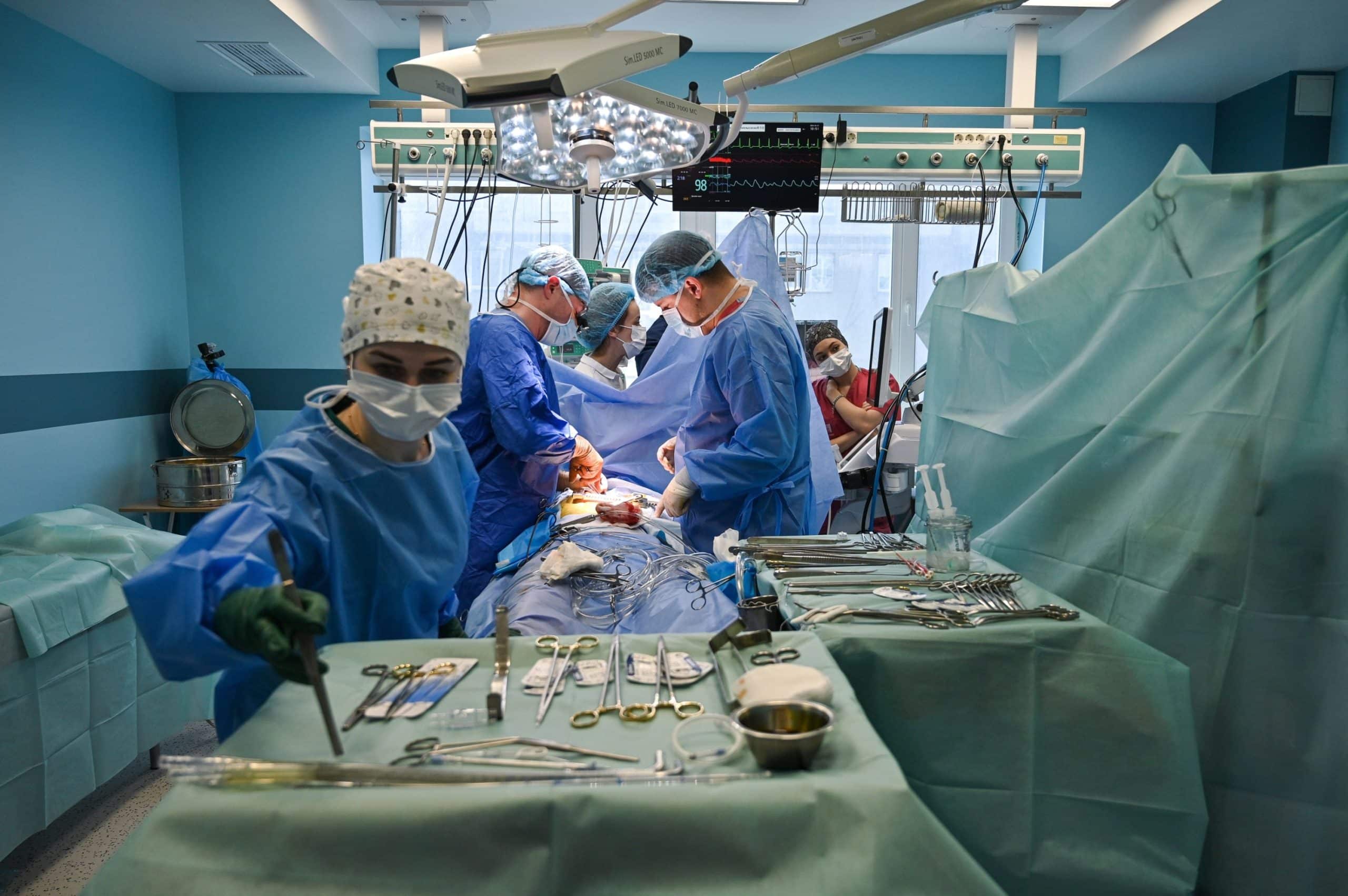 Operație complicată în România: tumoră de aproape 10 kilograme, extirpată cu succes de medicii din Arad