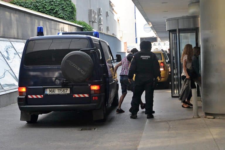 Ţepe cu maşini de lux date românilor, prejudiciul depăşeşte 1,5 milioane lei. Şase persoane au fost duse la audieri