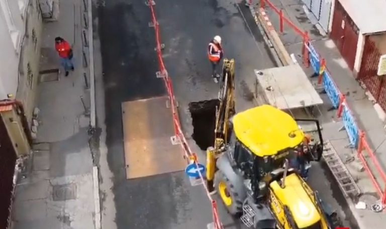 Traficul din București, dat peste cap de un crater. O stradă s-a surpat în zona Gării de Nord