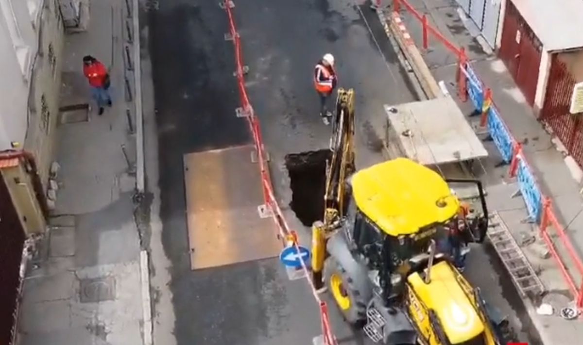 Traficul din București, dat peste cap de un crater. O stradă s-a surpat în zona Gării de Nord