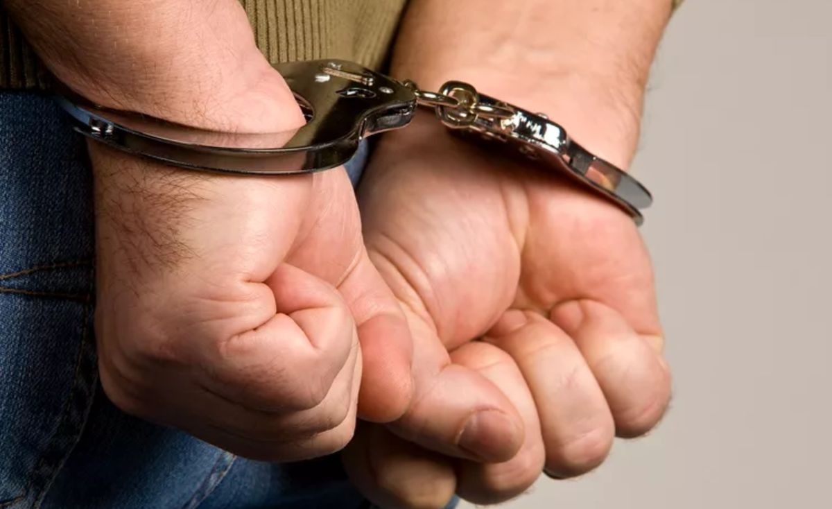 Un bărbat și-a bătut soția, după care s-a urcat beat la volan și a provocat un accident. La întoarcere a dat foc casei