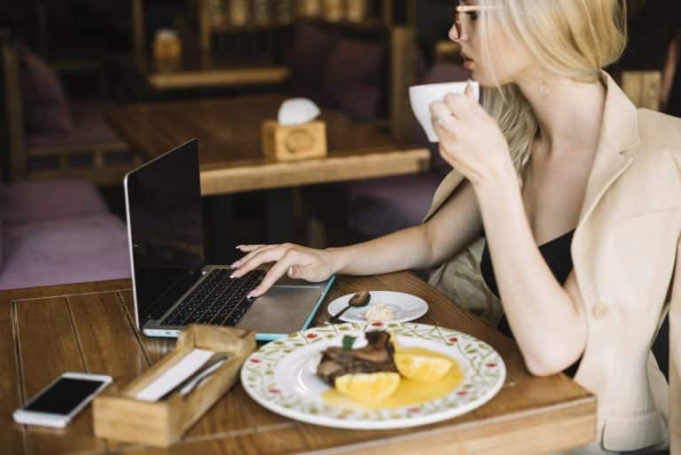 Orașele din România în care cafenelele au schimbat regulile. Clienții nu mai au voie să stea pe laptop