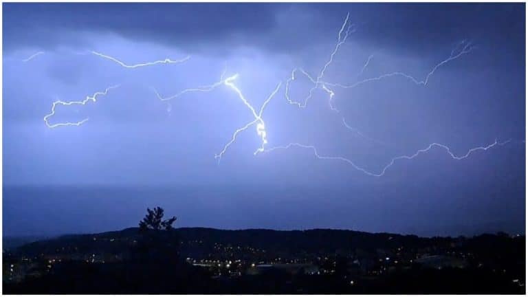 Cod galben de ploi, grindină și descărcări electrice. Zonele vizate de atenționarea meteorologilor