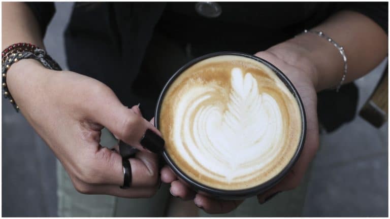 Șoc total pentru o turistă din Marea Britanie când a văzut cât costă o cafea în Cluj-Napoca. “Doamne, e acelaşi preţ ca în UK”