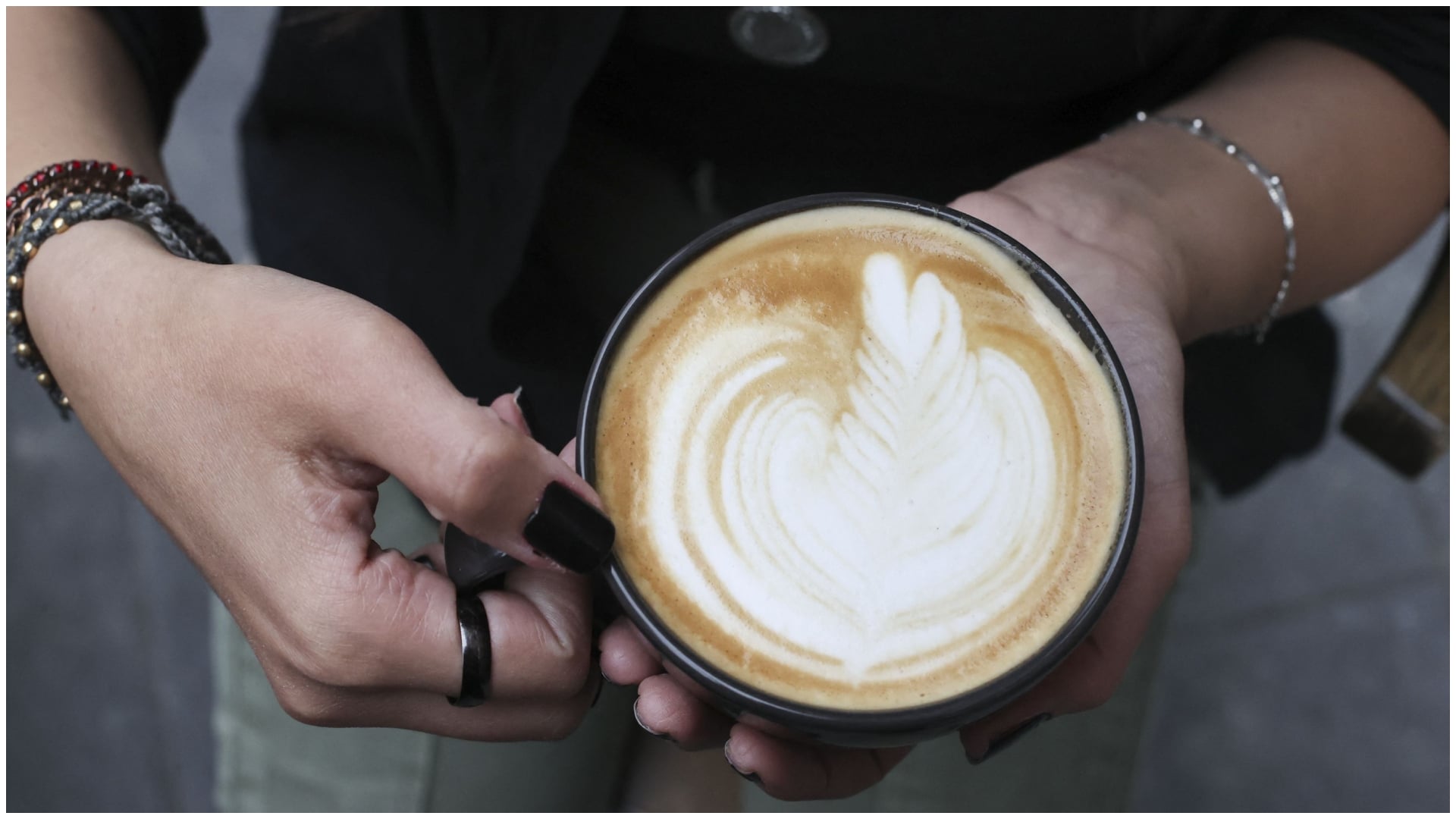 Șoc total pentru o turistă din Marea Britanie când a văzut cât costă o cafea în Cluj-Napoca. “Doamne, e acelaşi preţ ca în UK”