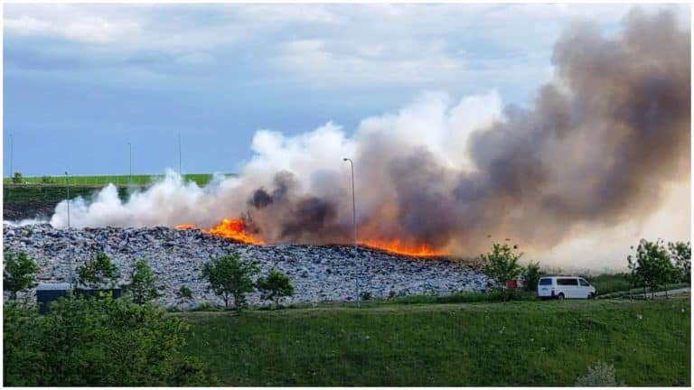 Incendiu uriaș în Botoșani. Un depozit ecologic de deșeuri, cuprins de flăcări. Video