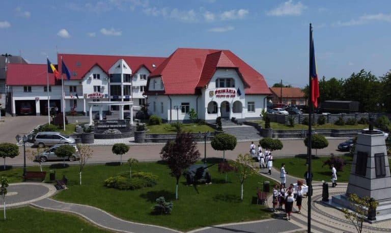 Orașul din România care a renăscut cu fonduri europene. Sunt sute de locuri de muncă, iar tinerii nu mai pleacă din localitate