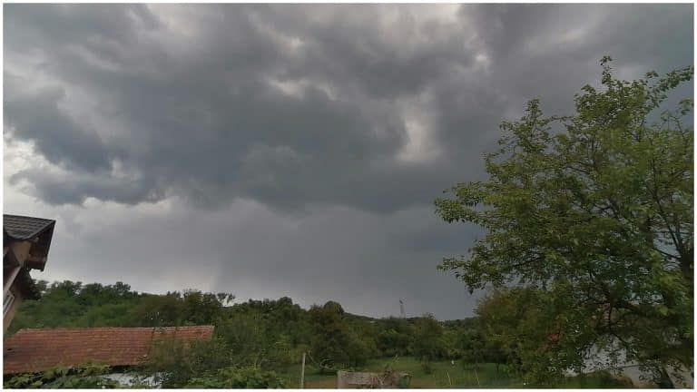 Cod portocaliu de ploi torențiale, furtuni și grindină. Zonele vizate de atenționarea meteorologilor