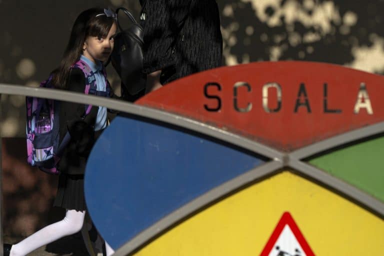 Elevi de clasa a V-a, abuzaţi de colegii mai mari, după o provocare pe TikTok. Faptele au fost înregistrate de camerele de supraveghere ale şcolii