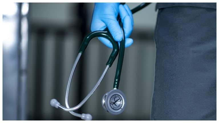 Trei asistenți medicali din Constanța, reținuți pentru luare de mită. Și-au făcut o adevărată afacere cu pacienții decedați