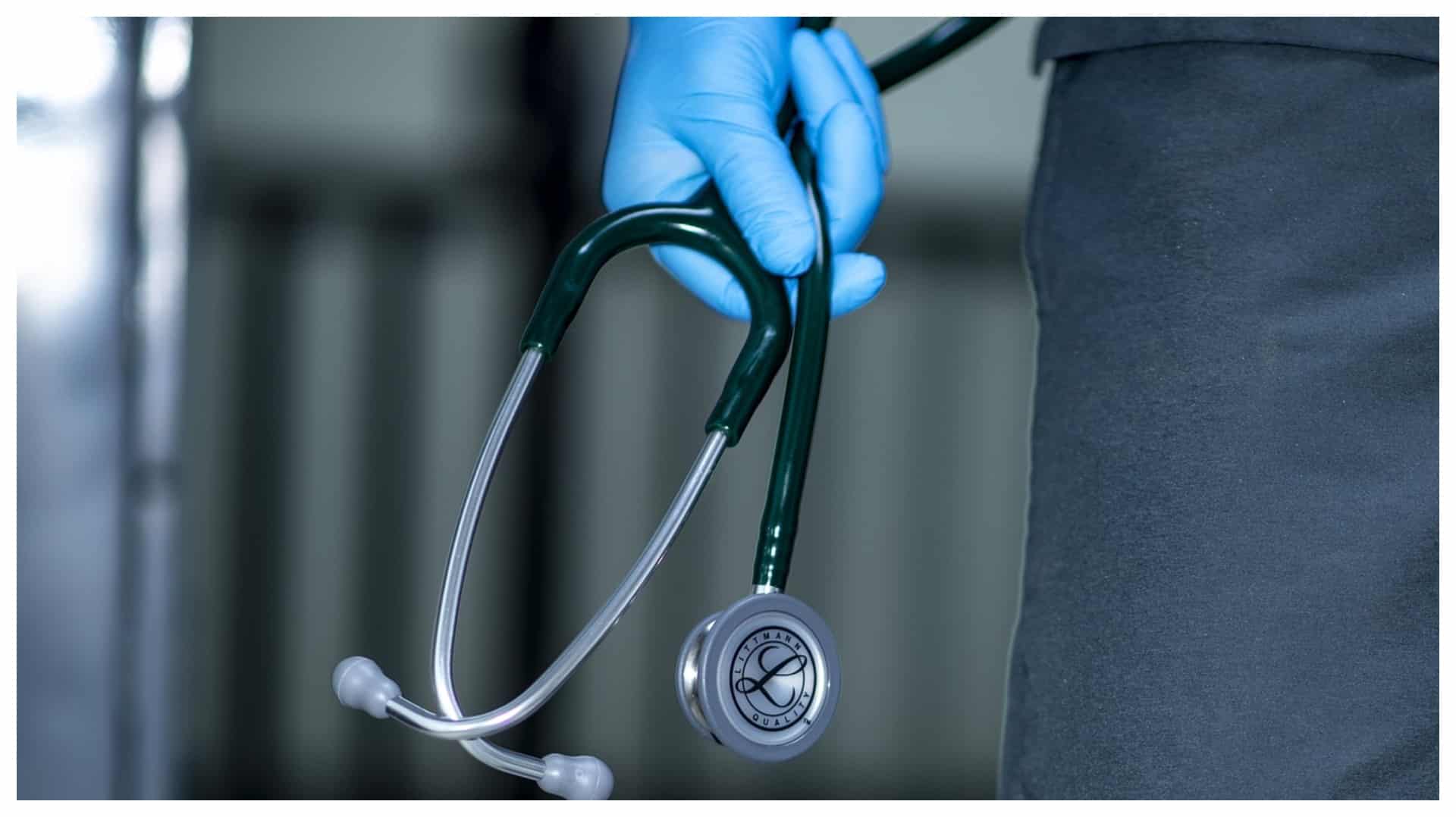 Trei asistenți medicali din Constanța, reținuți pentru luare de mită. Și-au făcut o adevărată afacere cu pacienții decedați