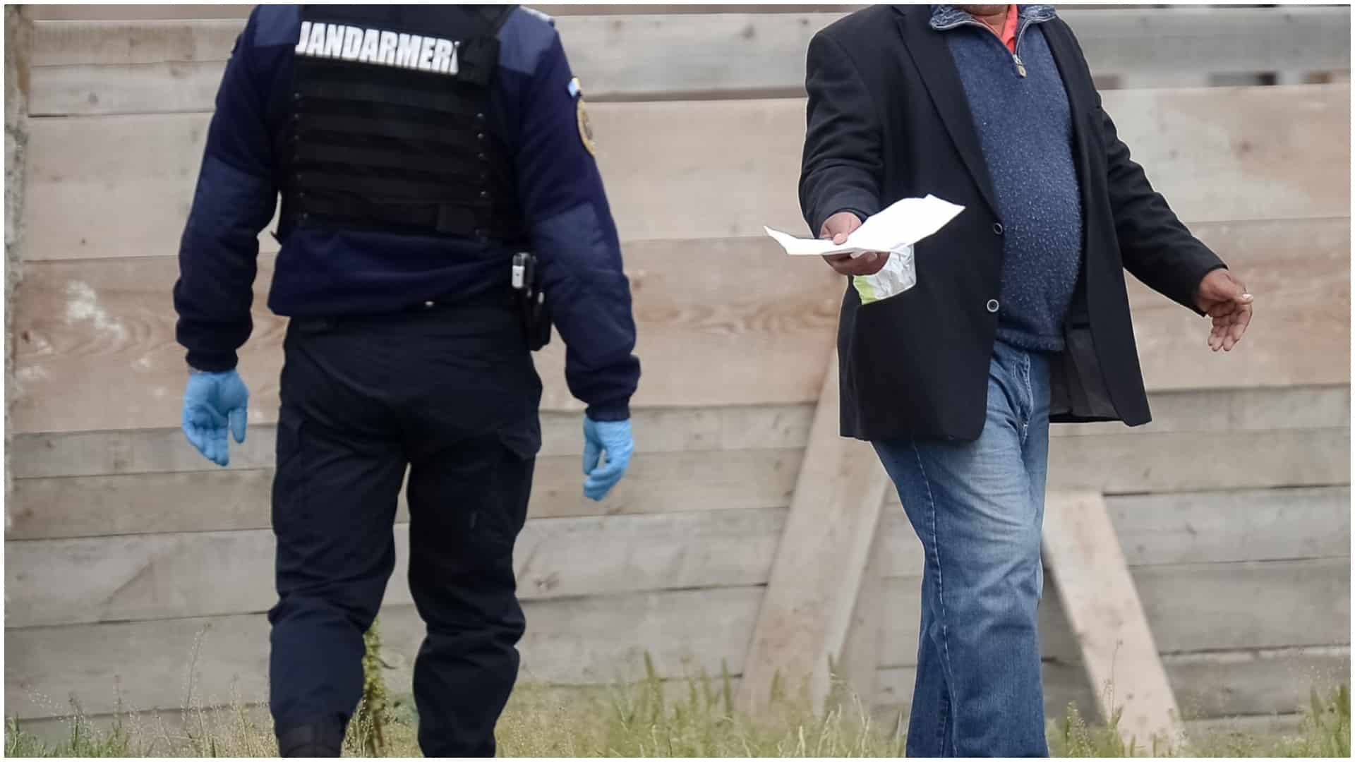 Culmea ironiei în România. Un cerșetor a vrut să mituiască un polițist cu 100 de euro pentru a nu-l amenda