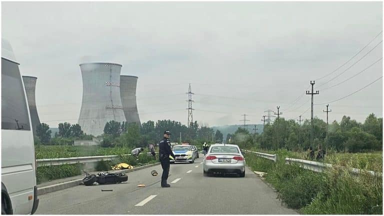 Un gorjean pe trotinetă şi-a găsit sfârşitul sub roţile unui microbuz. Accident tragic pe un drum din Turceni