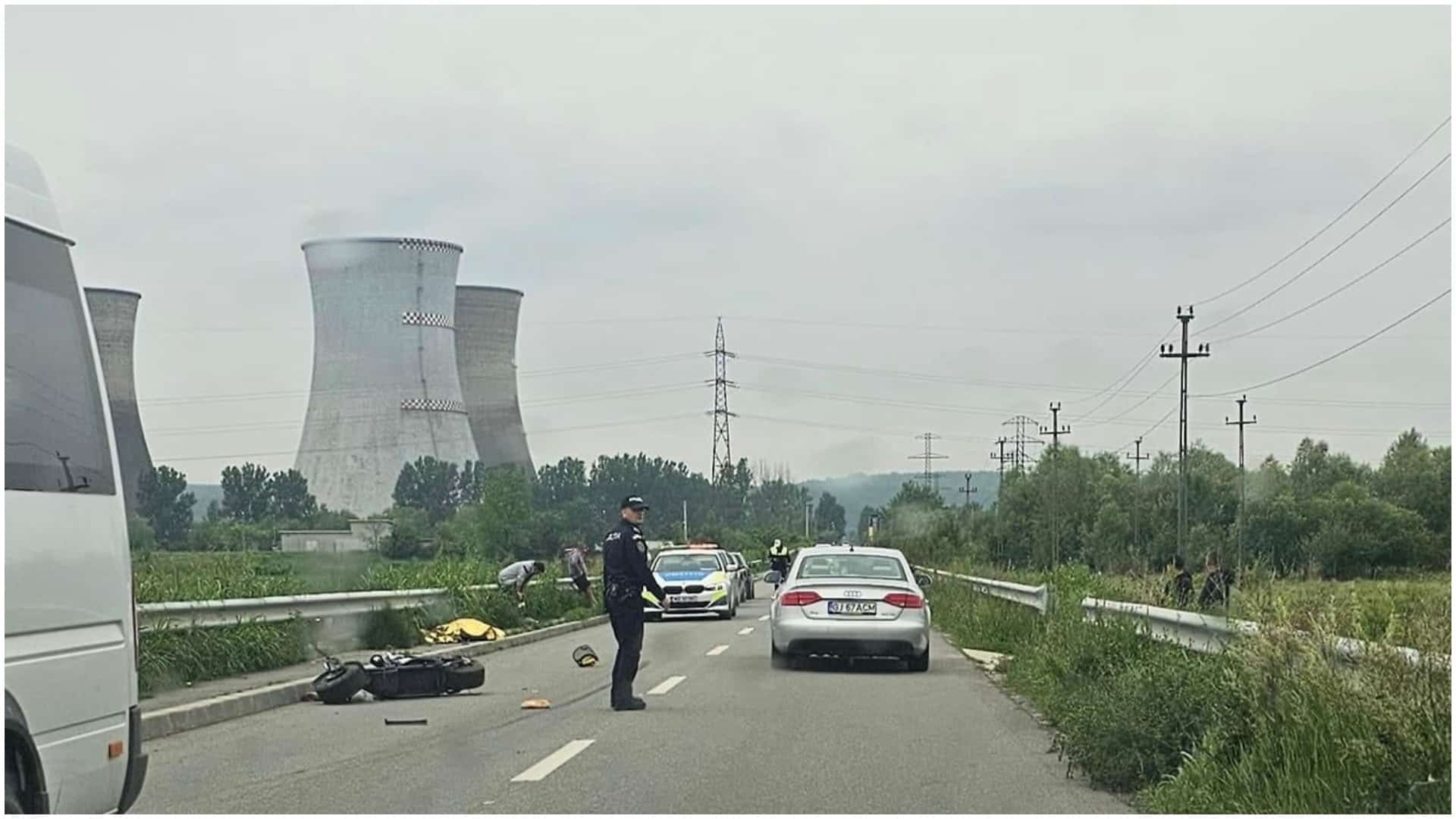 Un gorjean pe trotinetă şi-a găsit sfârşitul sub roţile unui microbuz. Accident tragic pe un drum din Turceni