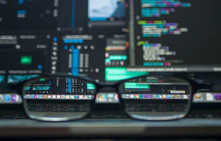 Noi scheme de fraudă în România. Cum ajung să fie înșelați românii și să piardă bani. Avertismentul DNSC