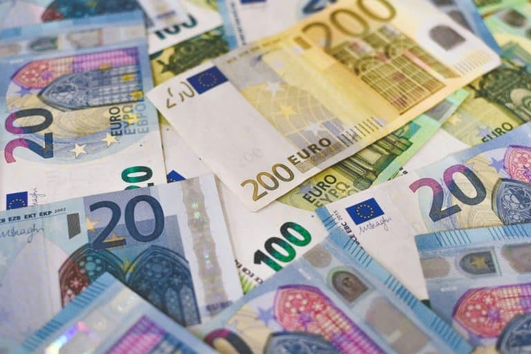 Se dau bani de la stat. Românii care pot să primească până la 20.000 de euro