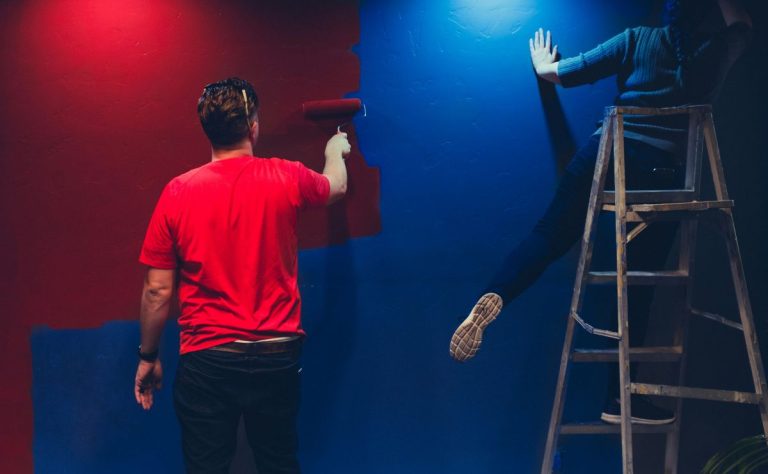 Cât au ajuns să ceară zugravii pentru o singură zi de muncă. Prețuri neașteptate pentru renovarea unui apartament