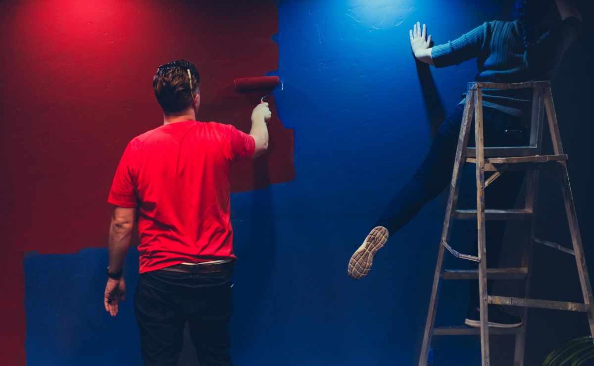 Cât au ajuns să ceară zugravii pentru o singură zi de muncă. Prețuri neașteptate pentru renovarea unui apartament