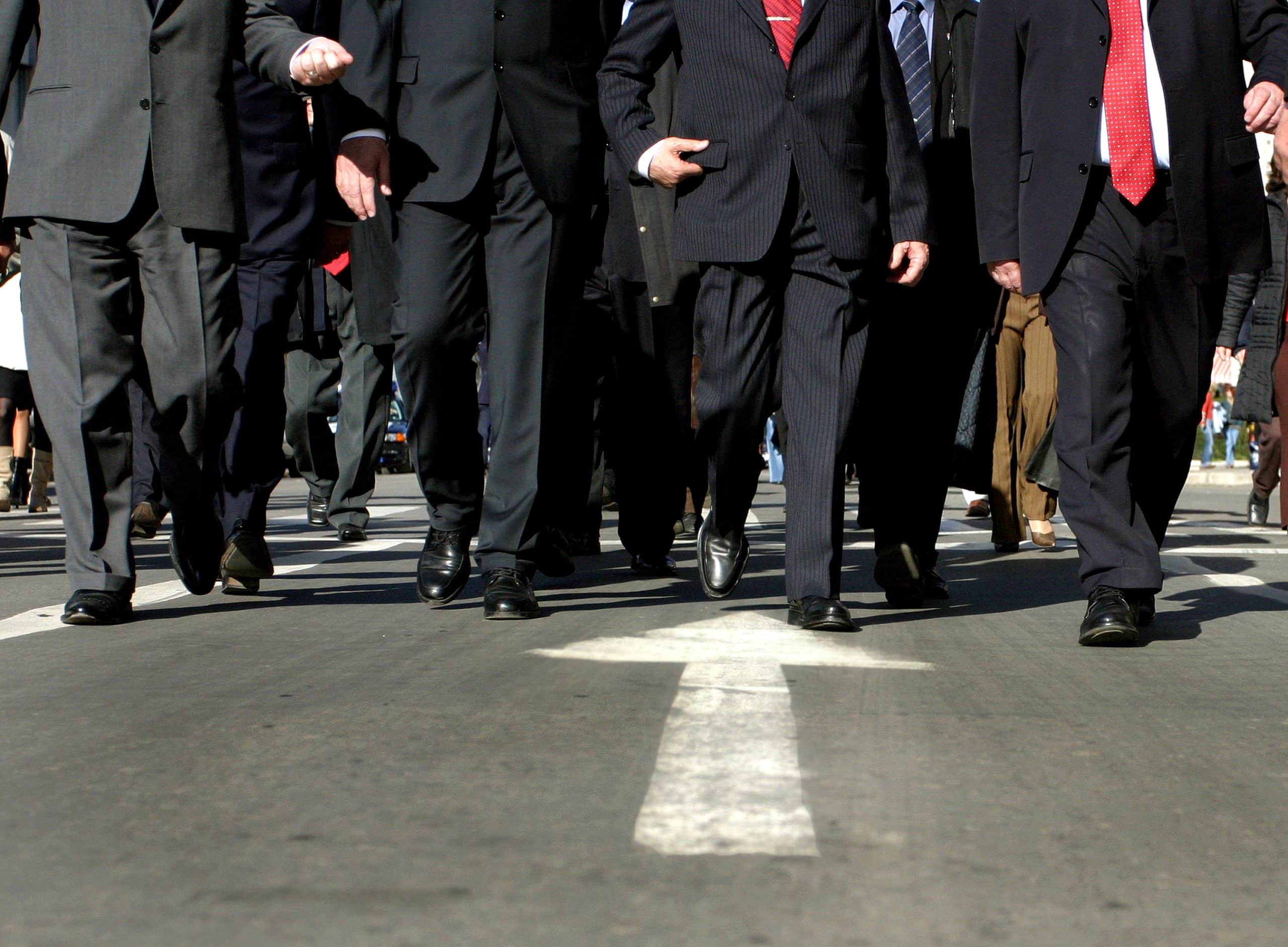 Ei sunt bugetarii care vor primi luna aceasta mai mulți bani la salariu. Ce sume vor încasa aceștia