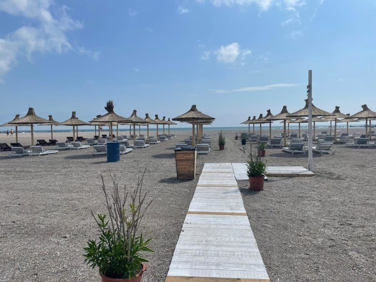 Fenomenul periculos de pe plaja din Mamaia. Turiștii, avertizați să nu se îndepărteze de mal