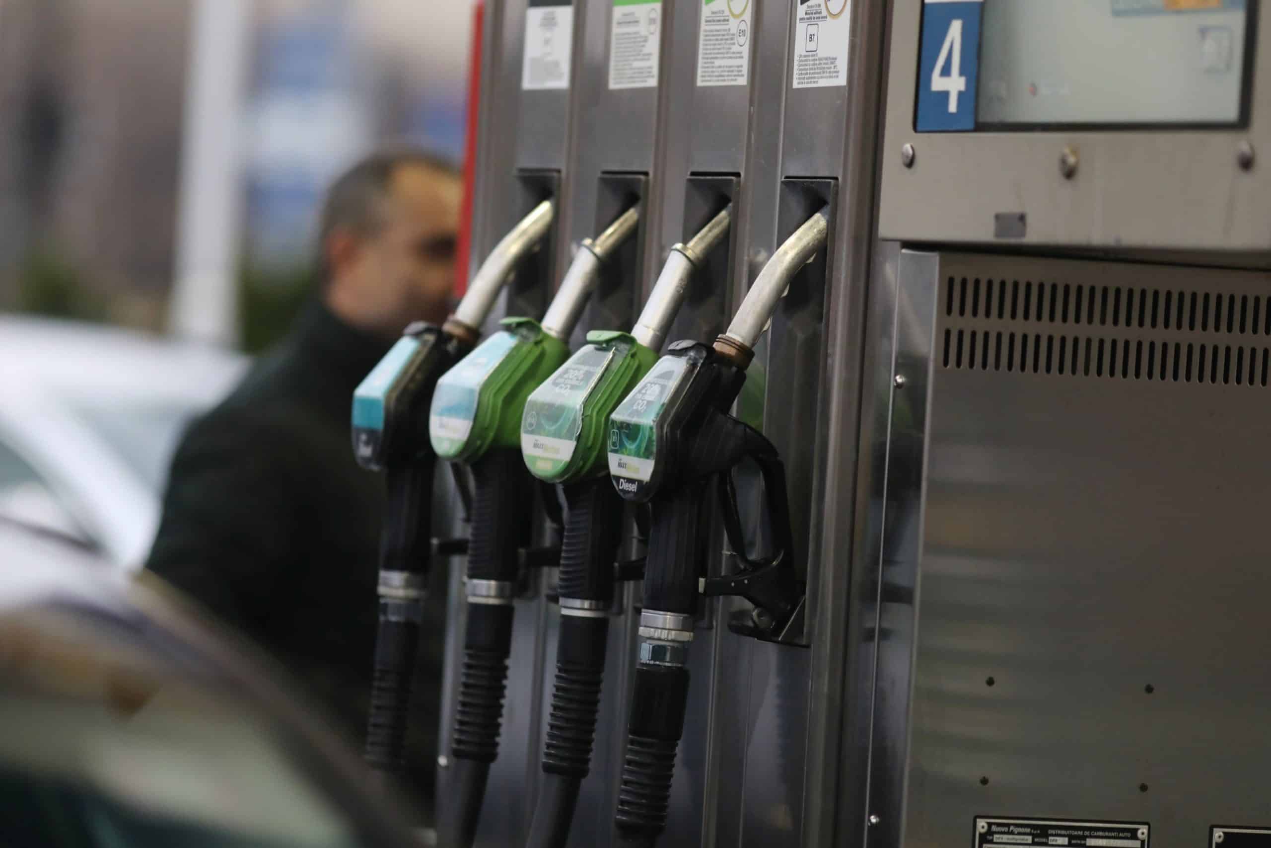 Cât ar putea ajunge să coste un litru de benzină sau de motorină de la 1 iulie. Ce taxe noi apar odată cu majorarea salariului minim