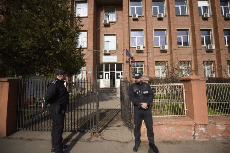 Adio, turism electoral. Poliția ia la puricat microbuzele din zona secțiilor de votare