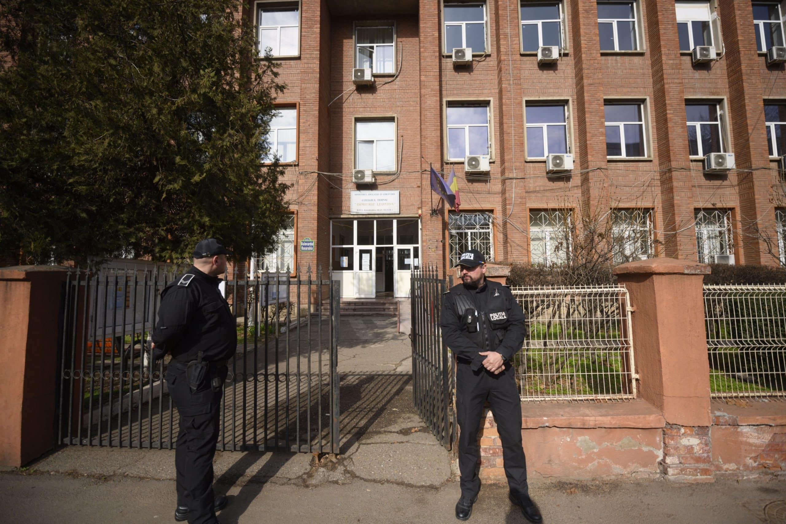 Adio, turism electoral. Poliția ia la puricat microbuzele din zona secțiilor de votare