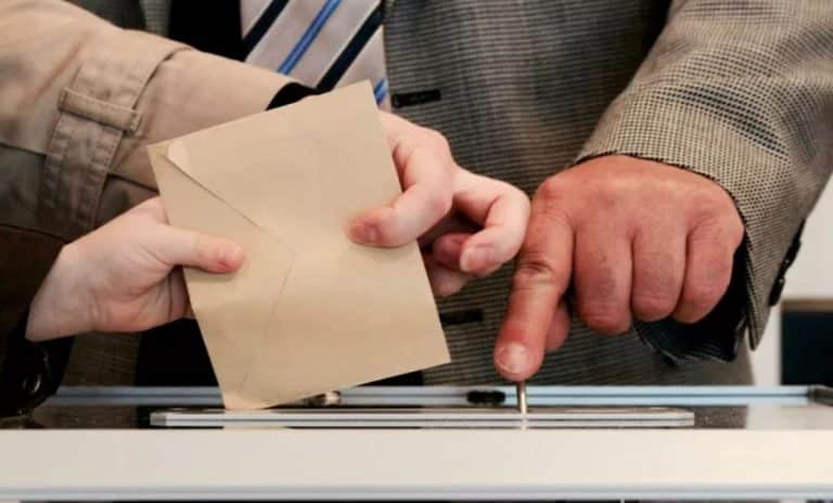 Mai multe Birouri Electorale și-au suspendat activitatea pentru câteva ore. Oamenii se plâng că sunt extenuați