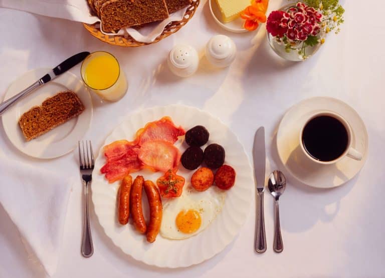 Câți bani își permit românii să mai dea pe micul dejun după scumpiri. „Am trei locuri de muncă ca să pot să mă descurc”