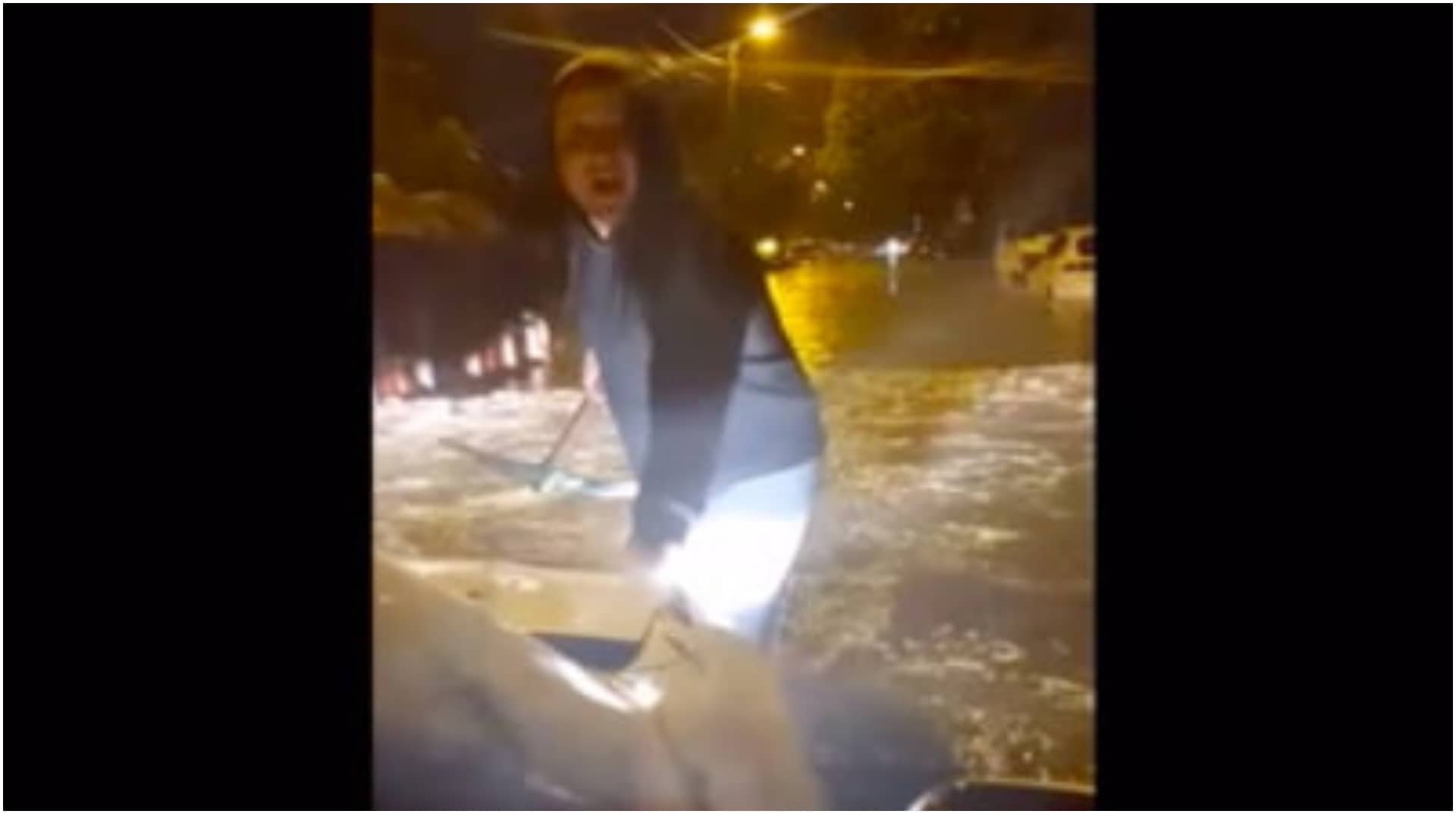 A încercat să ajute un șofer blocat pe o stradă inundată, dar mai rău l-a încurcat. Bărbatul s-a de folosit de un târnăcop