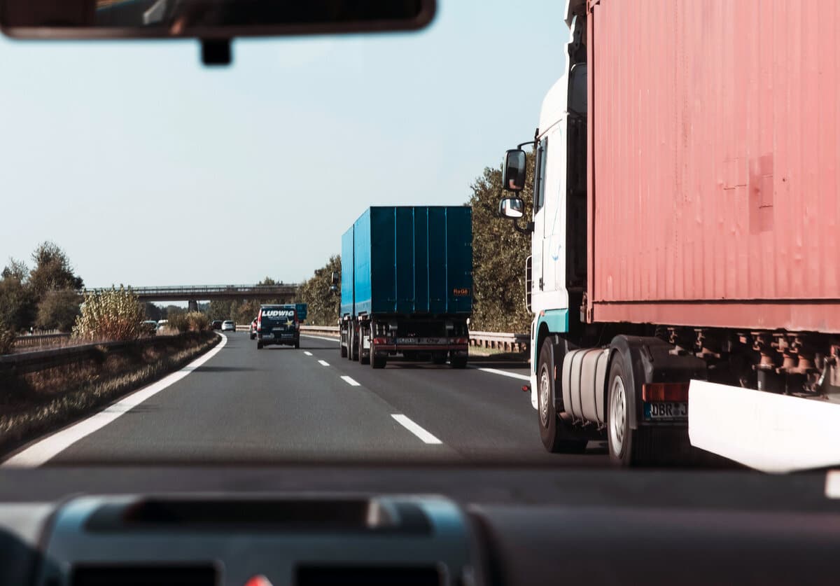 Cea mai periculoasă manevră a şoferilor, analizată de expertul Titi Aur. Avem voie să depăşim mai multe maşini deodată?