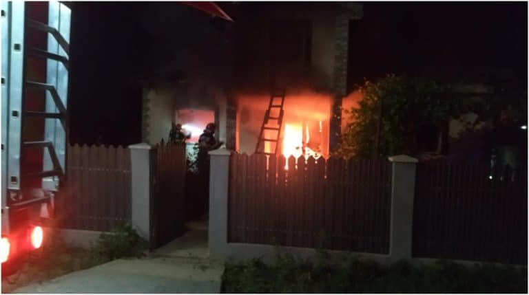 A murit ars de viu în timp ce încerca să-și incendieze soția. Femeia a reușit să scape cu viață